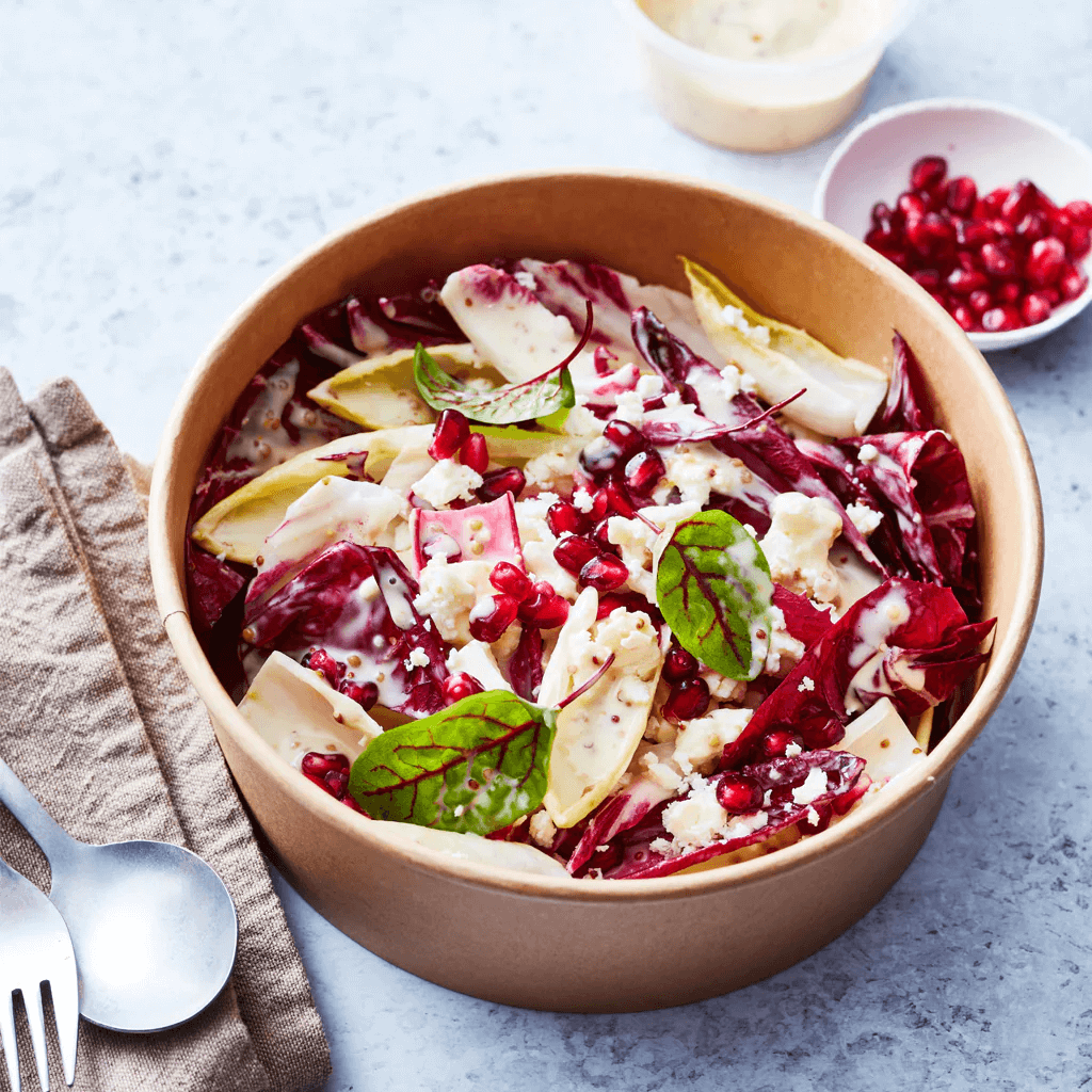 Salade de laitue, fromage de chèvre, dressing à la moutarde